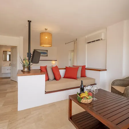 4reasons + Bistro | 12+ Hotel 4*